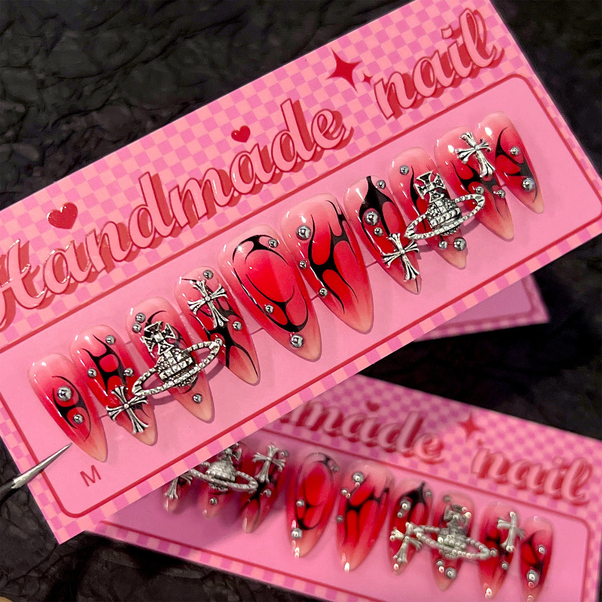 Kunstvolle Kunstnägel mit einzigartigen Designs und Glitzerakzenten Brehn