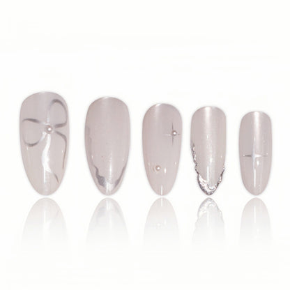 Elegante Stiletto Nagelkunstverlängerungen mit silbernen Akzenten Brehn