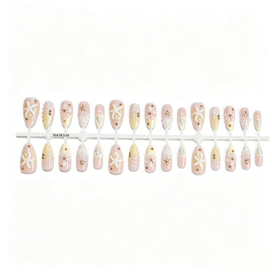 Kunstnagelset mit floralen 3D-Elementen und goldenen Akzenten Brehn
