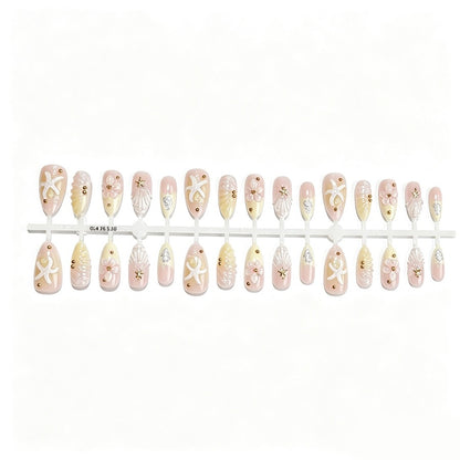Kunstnagelset mit floralen 3D-Elementen und goldenen Akzenten Brehn