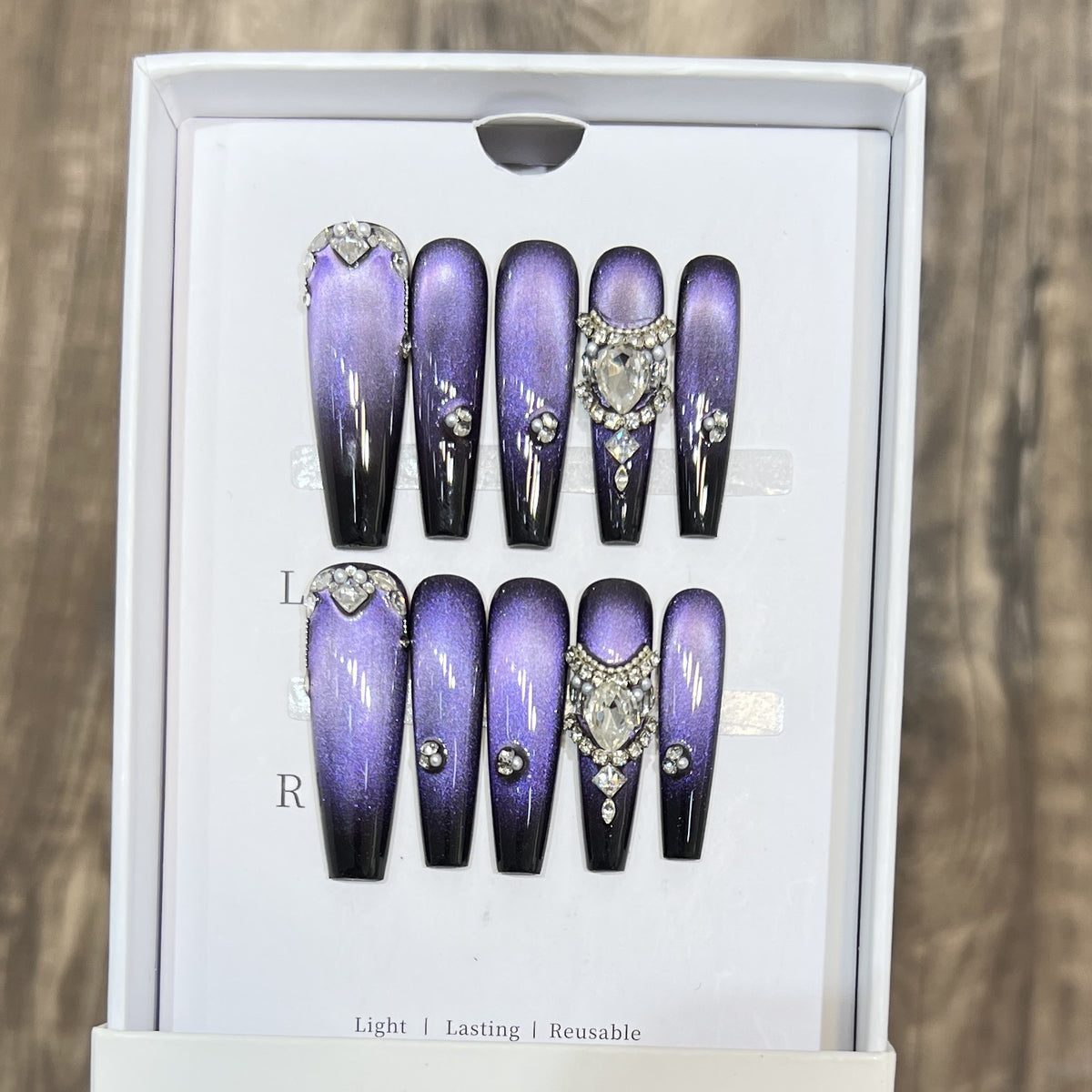 Dekoratives Press-On Nagelkunst-Set mit Edelsteinakzenten Brehn