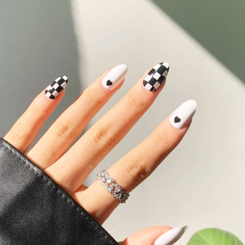 Kunstnagelset mit grafischem Herz- und Karomuster Brehn