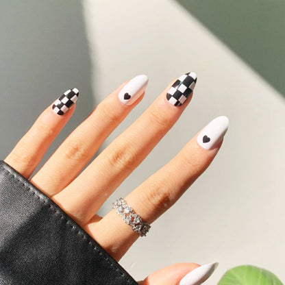 Kunstnagelset mit grafischem Herz- und Karomuster Brehn