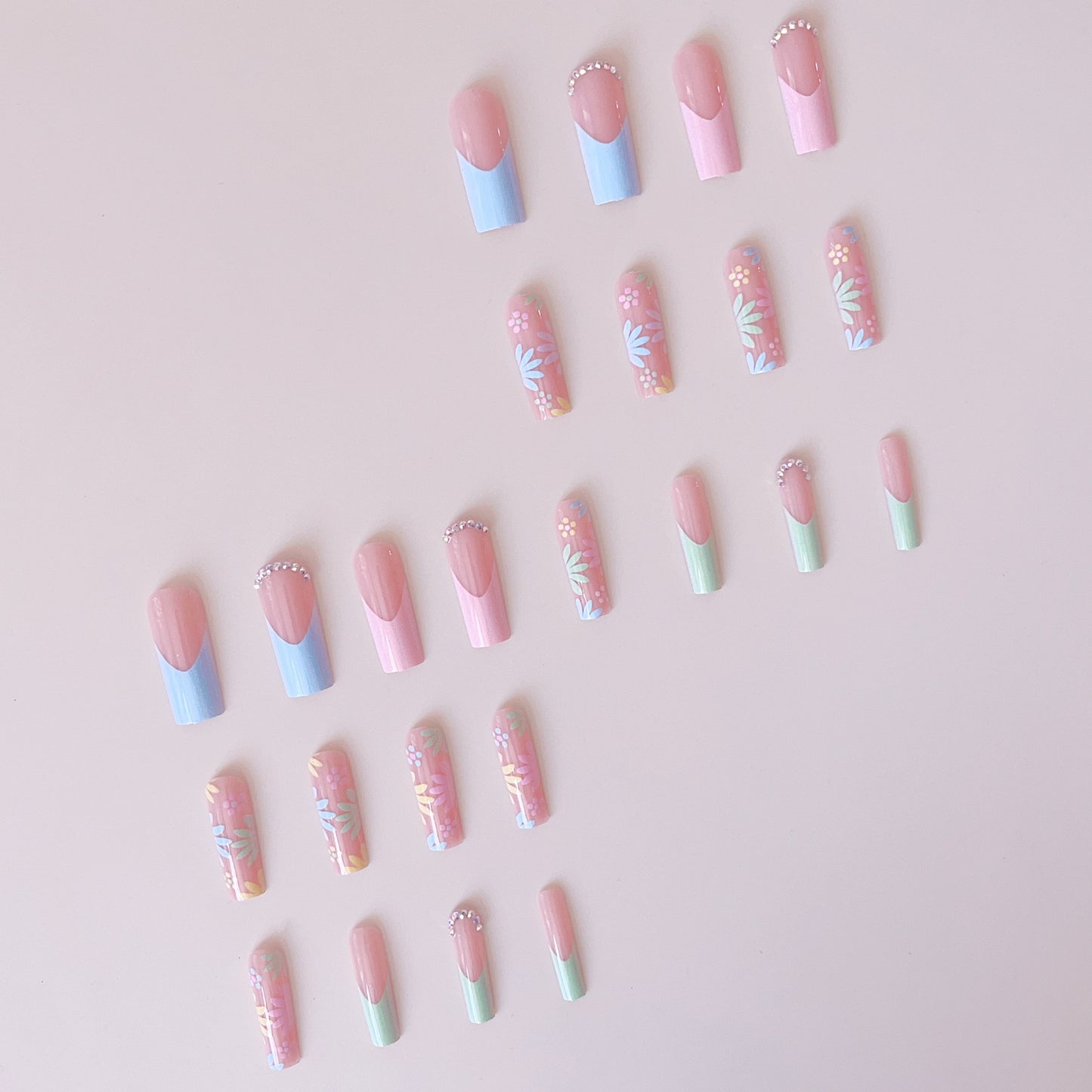 Kunstnagelset mit blumigen 3D-Verzierungen und Strass-Akzenten Brehn