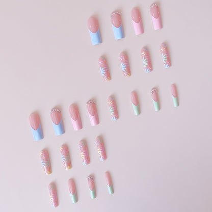 Kunstnagelset mit blumigen 3D-Verzierungen und Strass-Akzenten Brehn