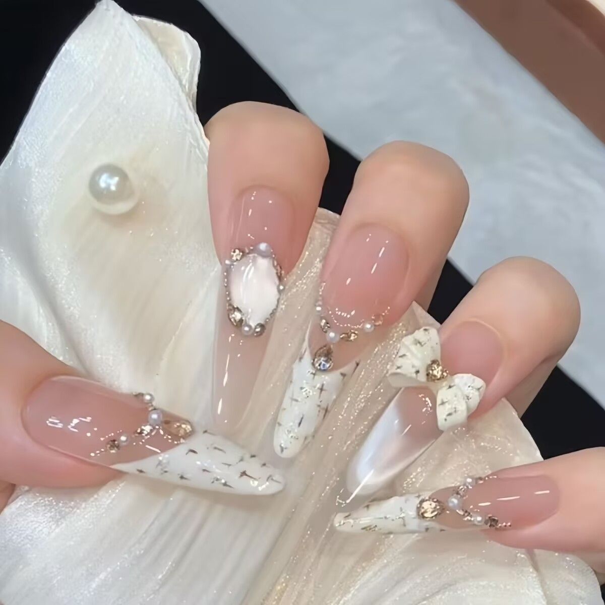 Künstlerische Stiletto Press-On Nagelkunst mit schimmernden Akzenten Brehn