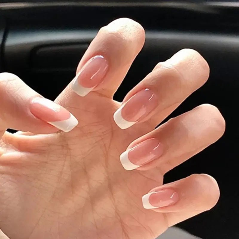Kunstnagelset mit elegantem French Design und glänzendem Finish Brehn
