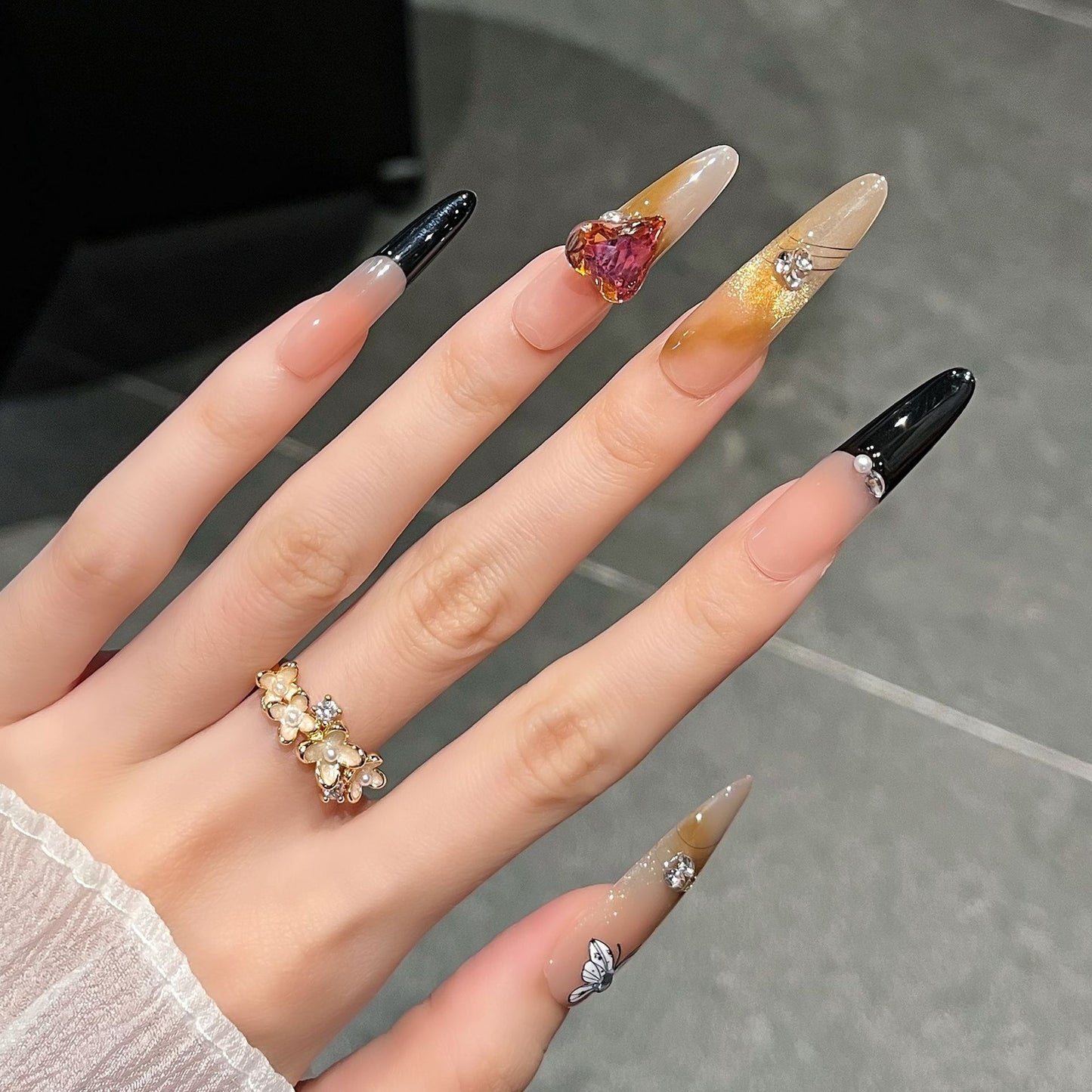 Künstlerische 3D-Schmetterlings- und Edelstein-Nagelverlängerungen Brehn