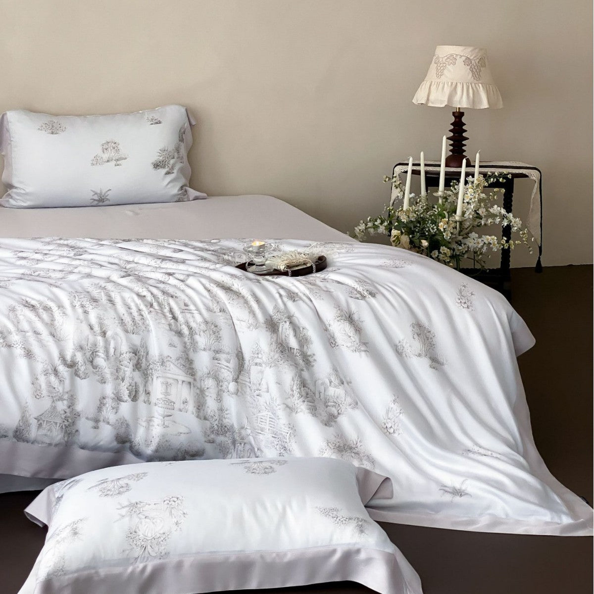 Luxuriöse Baumwollsatin-Bettwäschegarnitur mit Toile-Motiv und feiner Satinbiese