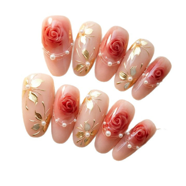 Kunstvolle Nagelspitzen mit Elegantem Goldschmuck Brehn