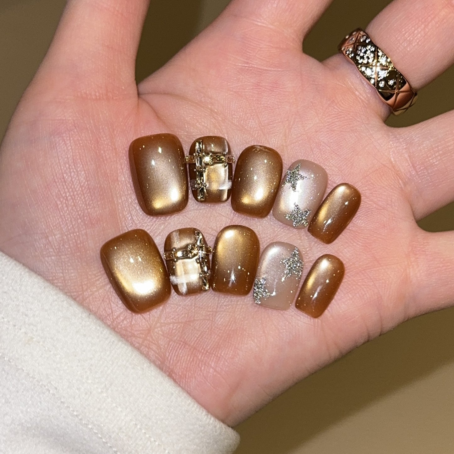 Kunstnagel Set mit Glitzer- und Schmuckakzenten Brehn