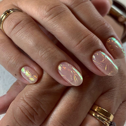 Kunstvolle Nagelkunst mit einzigartiger holografischer Oberfläche Brehn