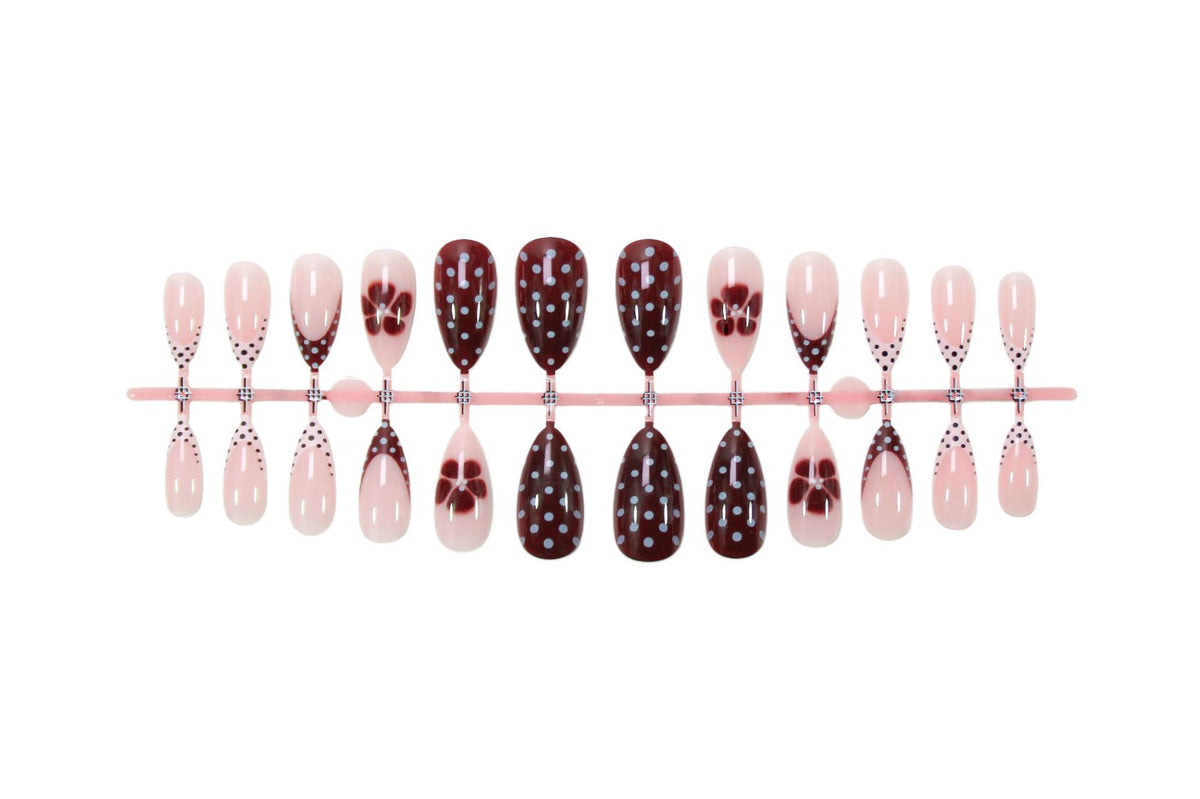Kunstnagelset mit süßen Schokoladen- und Blumenmotiven Brehn