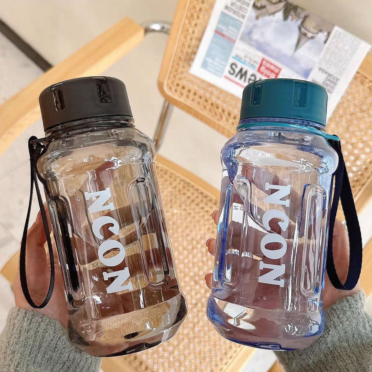 Damen Transparente Trinkflasche mit praktischem Tragegriff Brehn