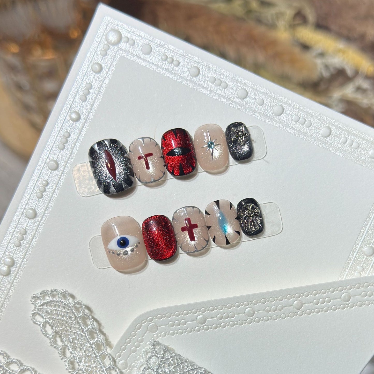 Künstlerisches Press-On Nail Design Set mit einzigartigen symbolischen Akzenten Brehn