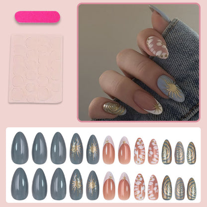 Kunstnagelset mit eleganten Goldakzenten und kreativem Design Brehn