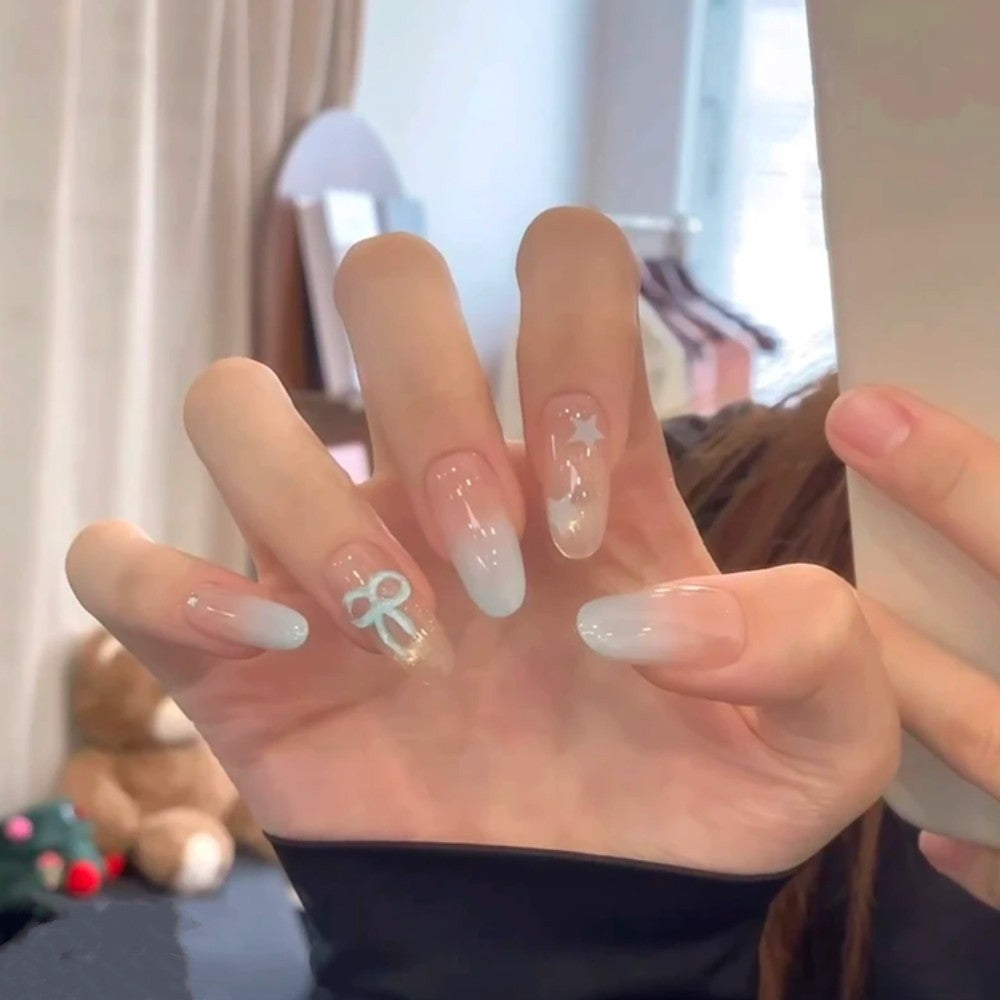 Künstlerisches Press-On Nagelset mit Glitzer und floralen Akzenten Brehn