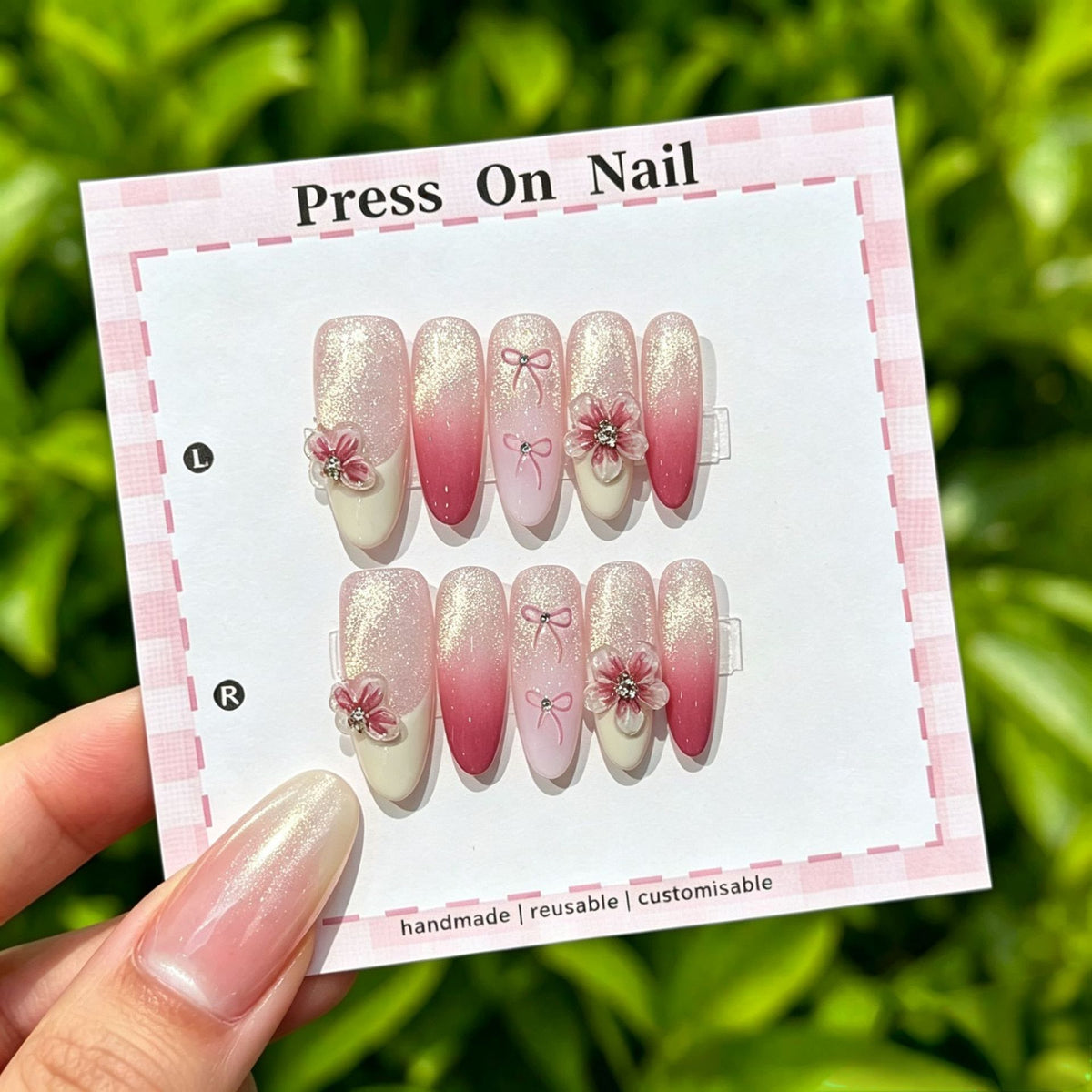 Künstlerisches Press-On Nail Art Set mit niedlichen Charakteren und Schleifenakzenten