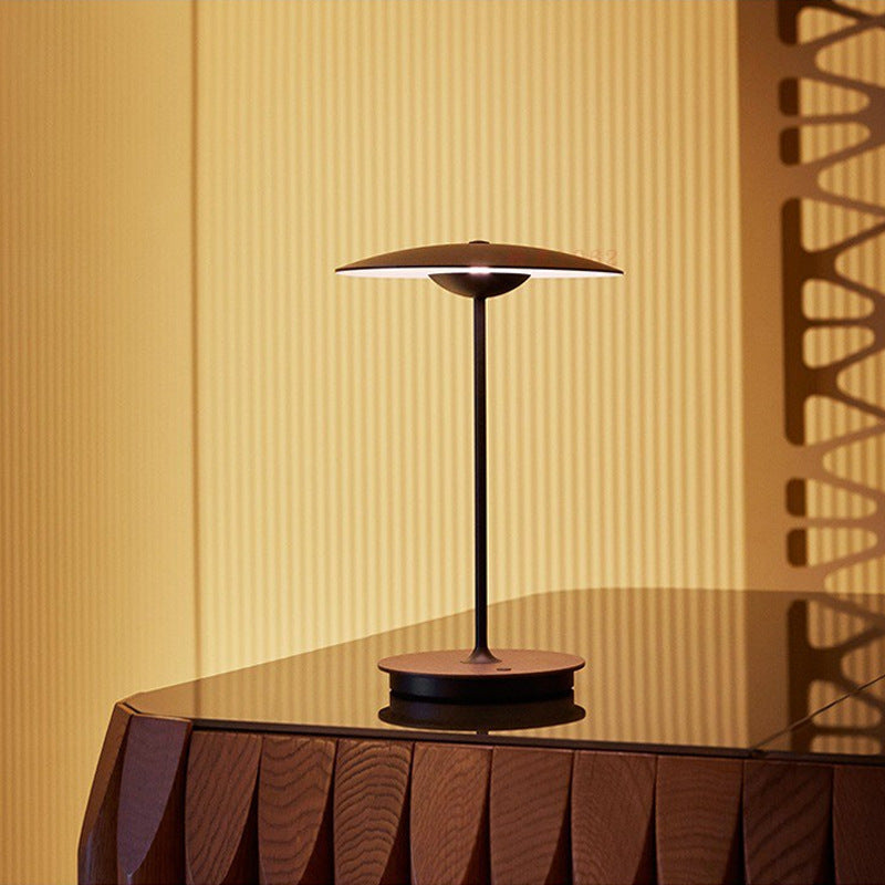Schlanke moderne Tischlampe mit minimalistischem Design