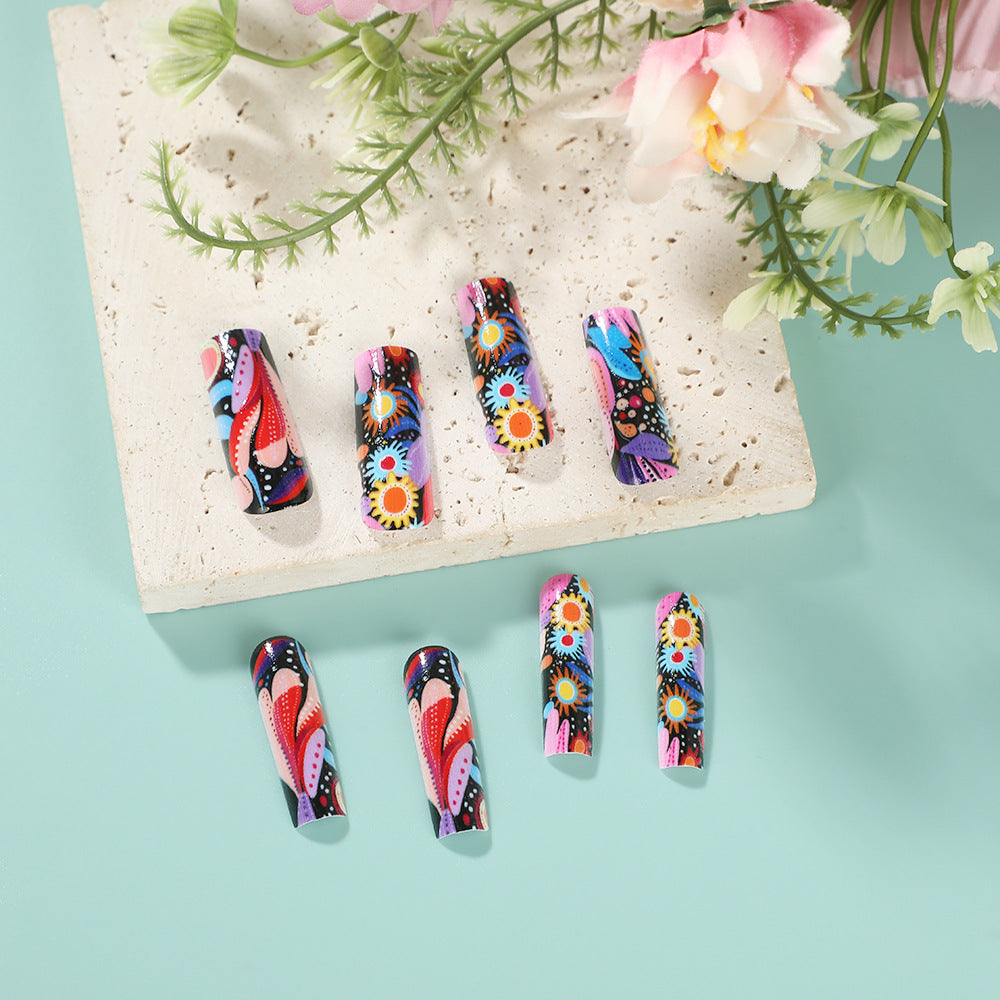 Kreative Kunstnägel im künstlerischen floralen Design Brehn