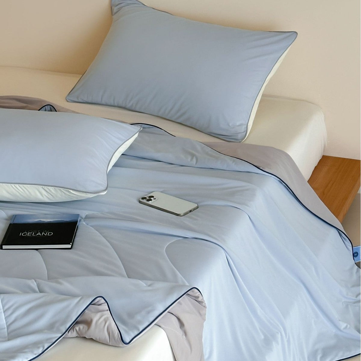 Elegantes Schlaftextil-Set aus Baumwollsatin mit Kontrastpaspel und leichter Stepndecke