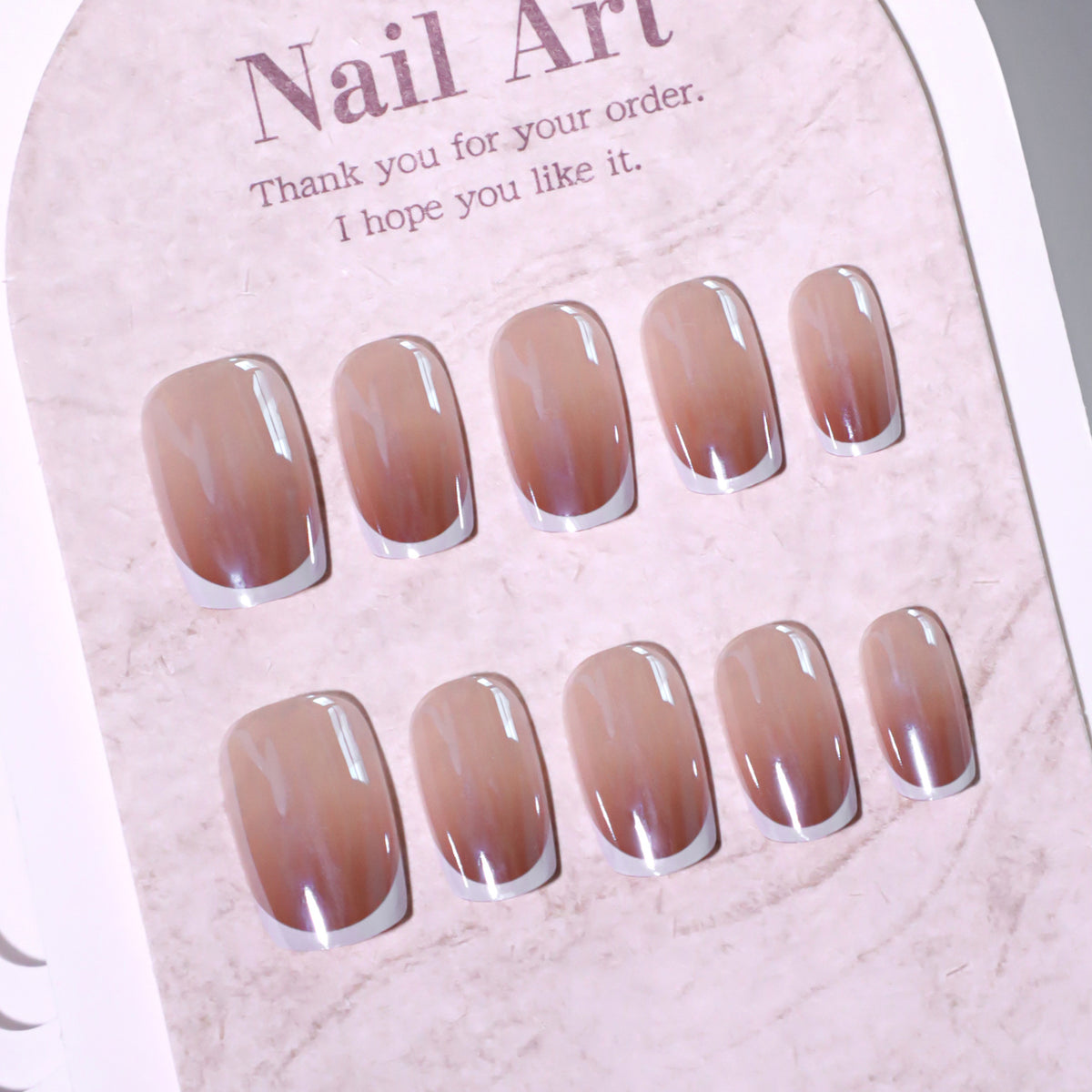 Kunstvolle Maniküre mit elegantem French-Tip Brehn