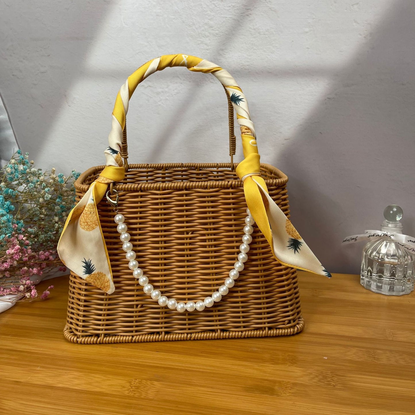 Damen modischer Rattan-Behälter mit Perlenhenkel Brehn