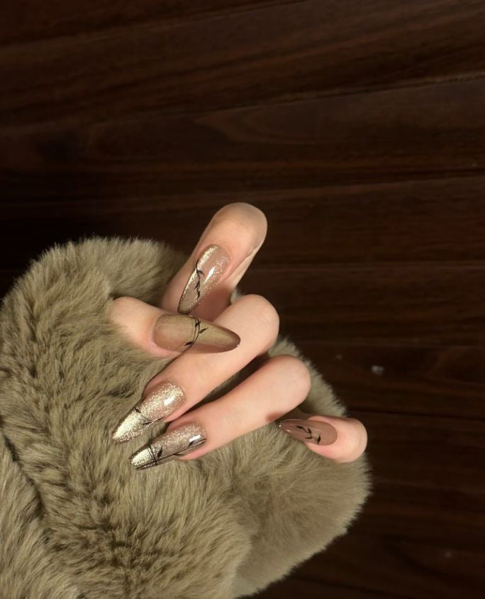Künstlerisches Press-On-Nagelset mit Blumen- und Herzdesigns Brehn