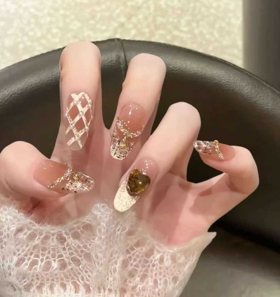 Künstlerisches Stiletto Press-On Nagelset Brehn