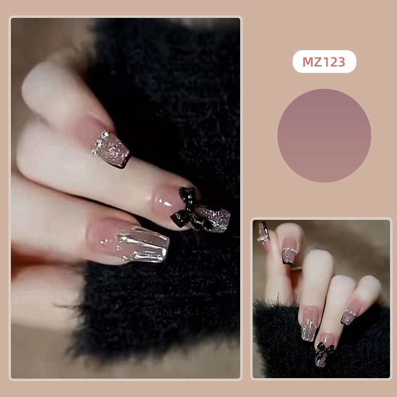 Elegantes Nageldesign mit Schleifen- und Strassdetails Brehn
