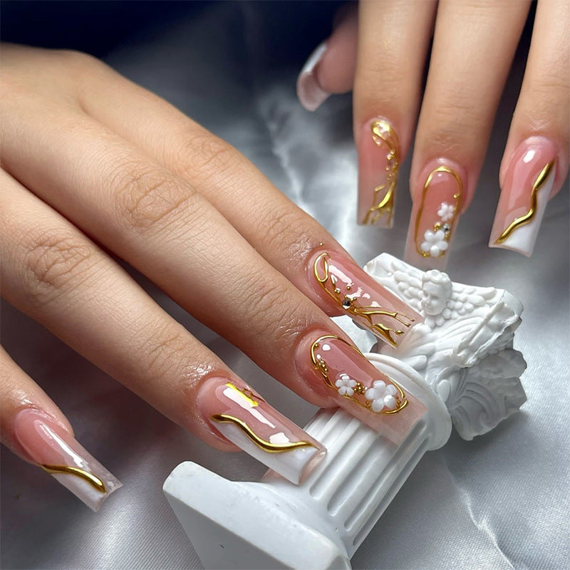 Künstlerisches Press-On-Nagelset mit goldenen Akzenten Brehn