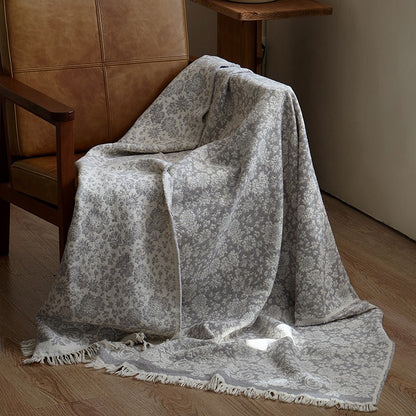 Große kuschelige Wohndecke aus Baumwollmischgewebe mit geometrischem Jacquardmuster und Fransensaum