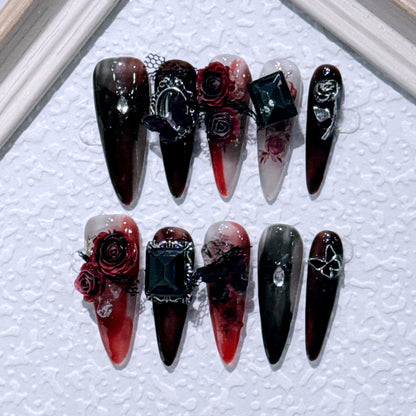 Aufwendig gestaltete gotische Nagelkunst