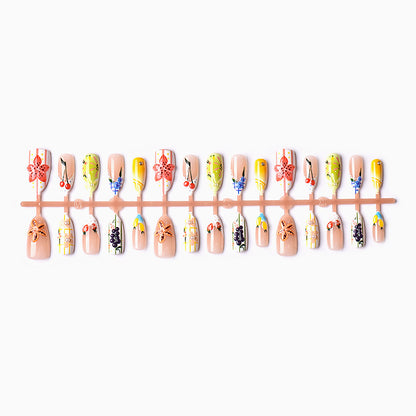 Dekoratives Press-On Nail Art Set mit floralen und obstigen Designs Brehn