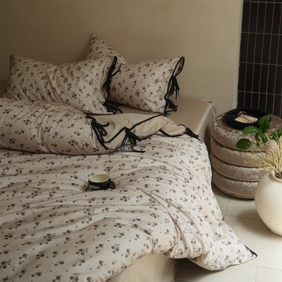 Bettwäsche-Set aus Baumwollsatin mit feinem Blumenmicroprint und dekorativen Bändchen
