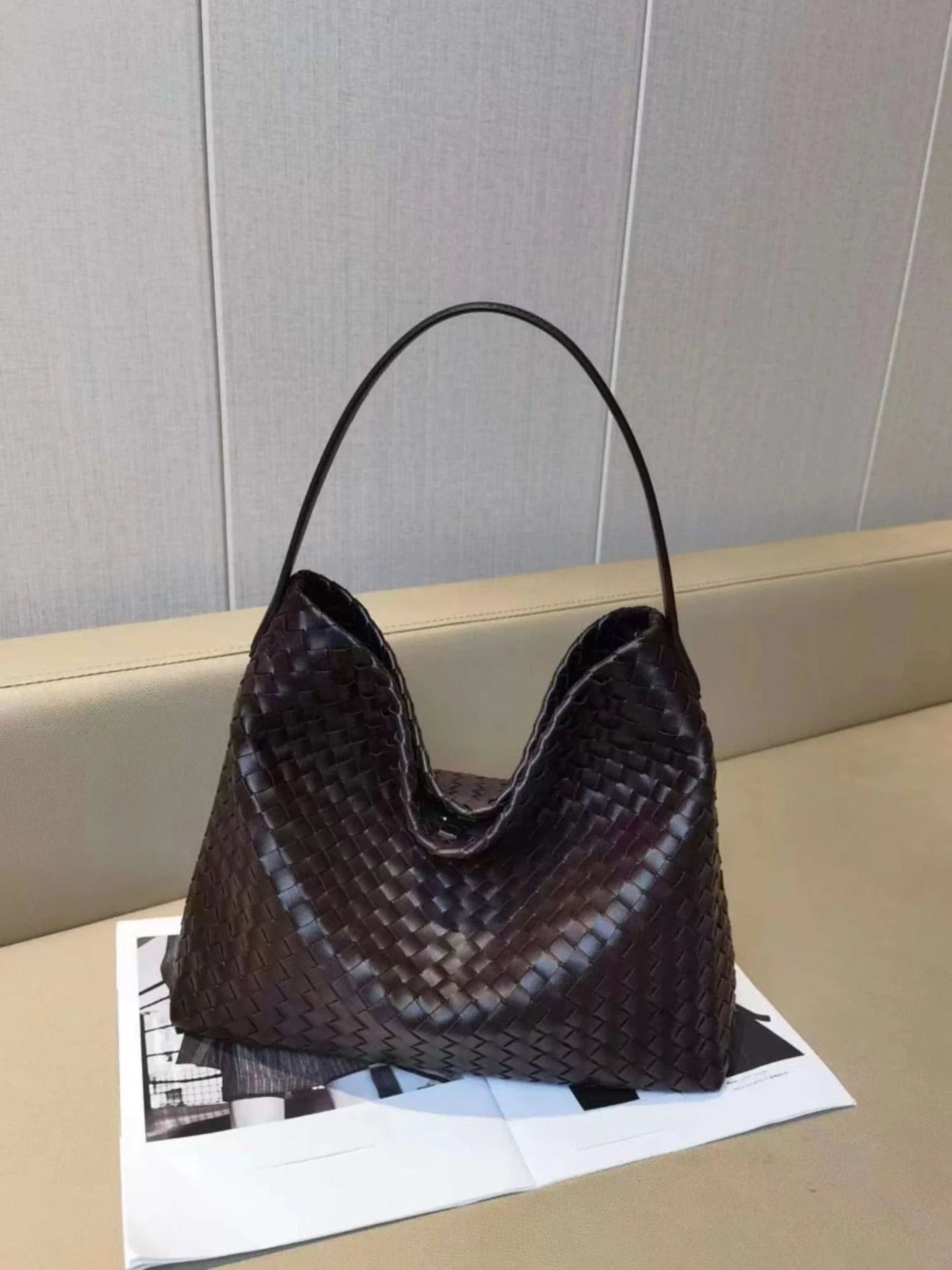 Zeitgenössische gewebte Hobo-Tasche Brehn