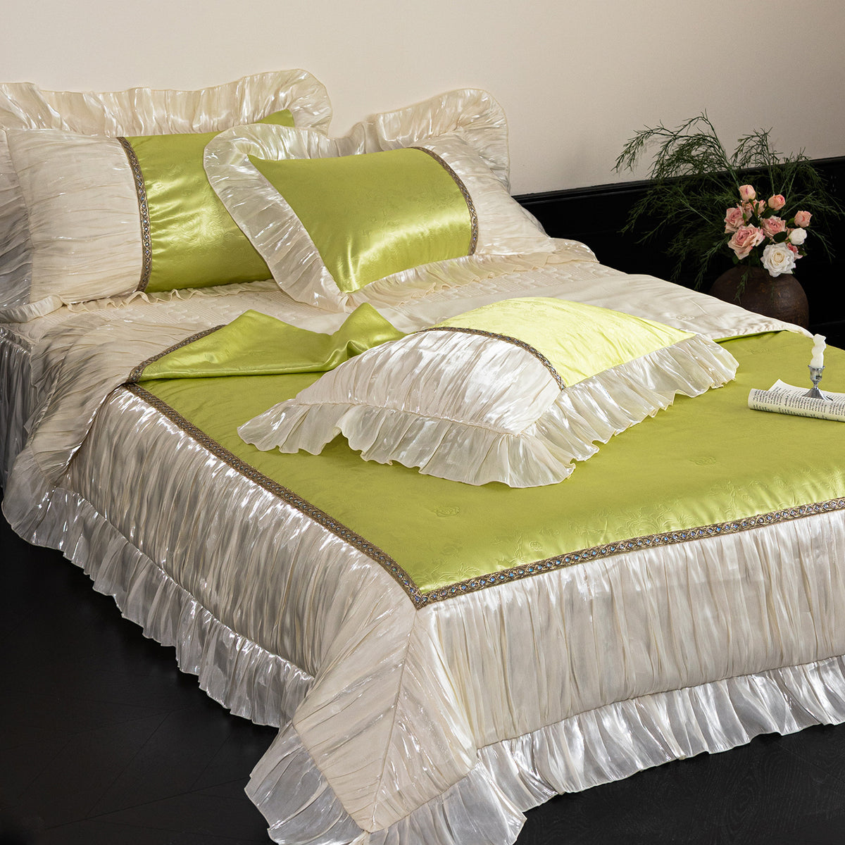 Opulente Rüschentagesdecke- und Kissen-Garnitur aus Satin mit dekorativer Bordüre
