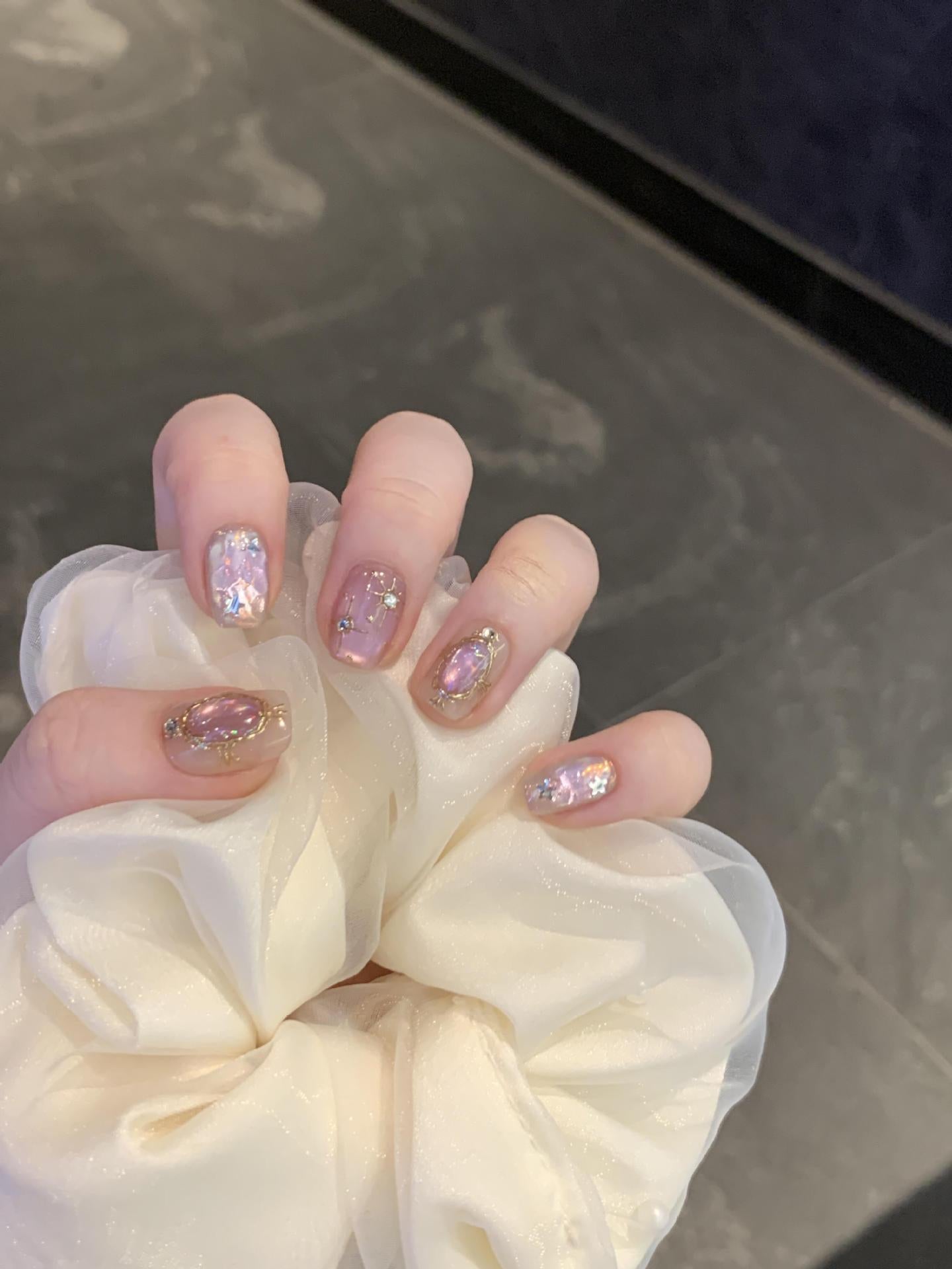 Glamouröse Nagelkunst mit Glitzereffekt Brehn