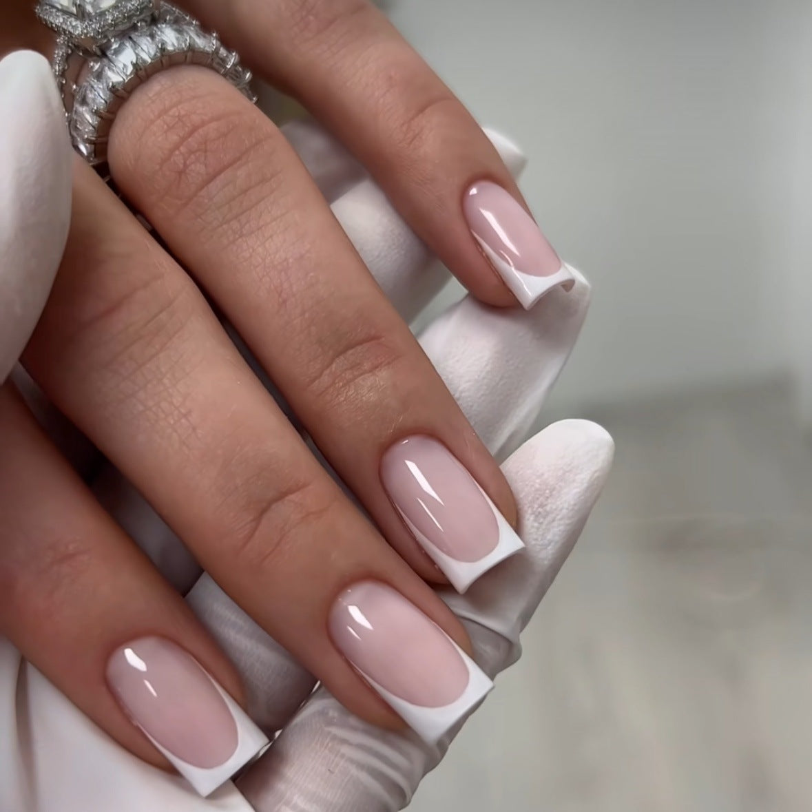 Kunstnagelset mit elegantem französischen Design und hochglänzendem Finish Brehn