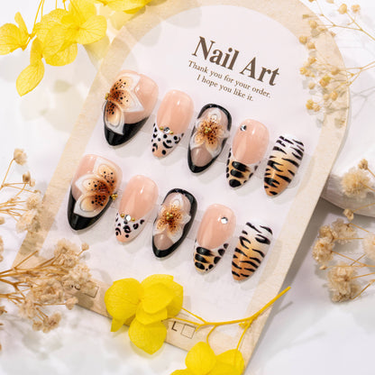 Künstlerisches Press-On-Nagelset mit floralem und tierischen Druckdesigns