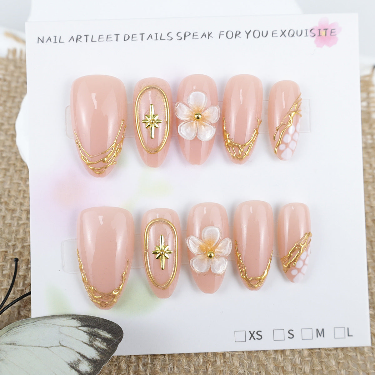 Kunstnagelset mit eleganten Blumen- und Goldverzierungen Brehn