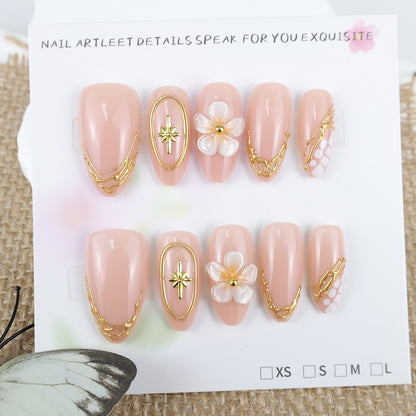Kunstnagelset mit eleganten Blumen- und Goldverzierungen Brehn