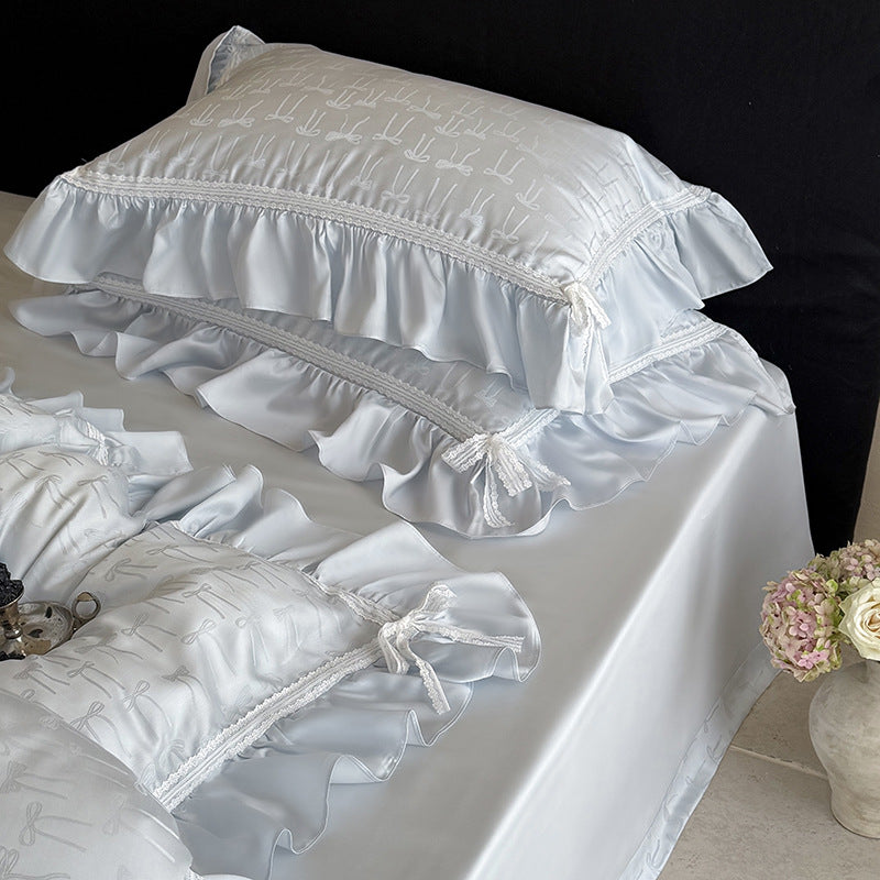 Luxuriöses Satin-Bettwäsche-Set mit Rüschen und feinem Schleifenjacquard