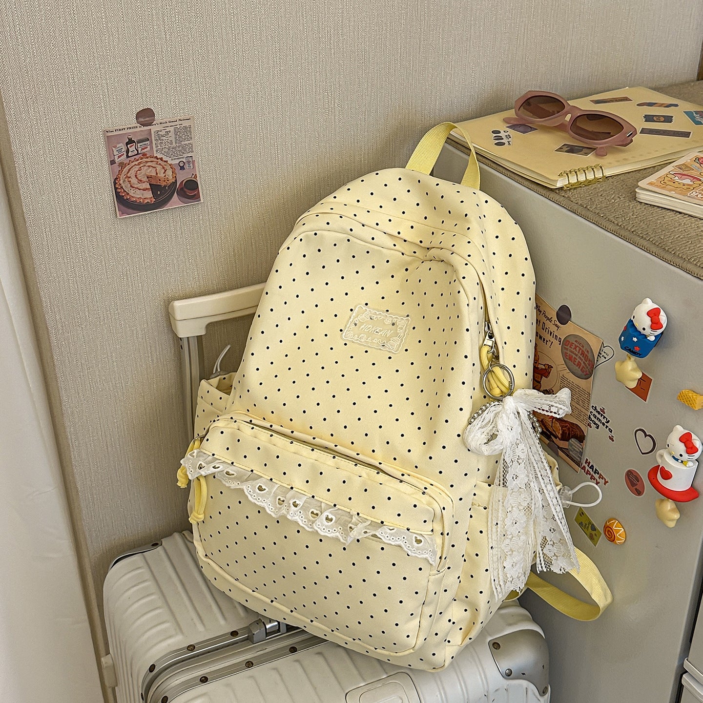 Charmanter mit Spitzenbesatz versehenes gepunktetes Schulrucksack