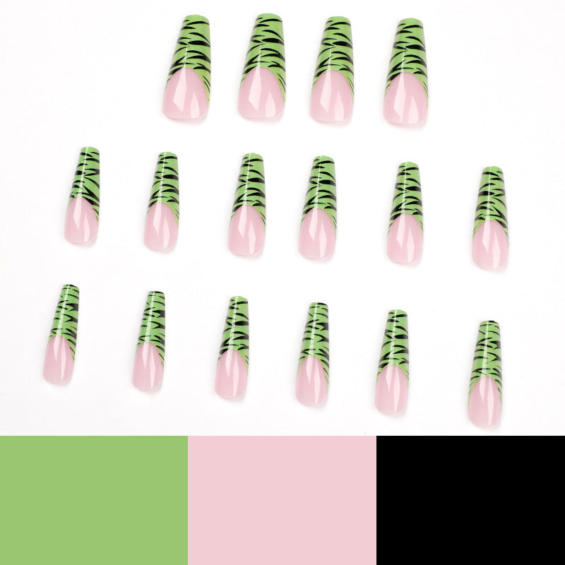 Kunstvolle Fingernägel mit trendigem Zebra-Design Brehn
