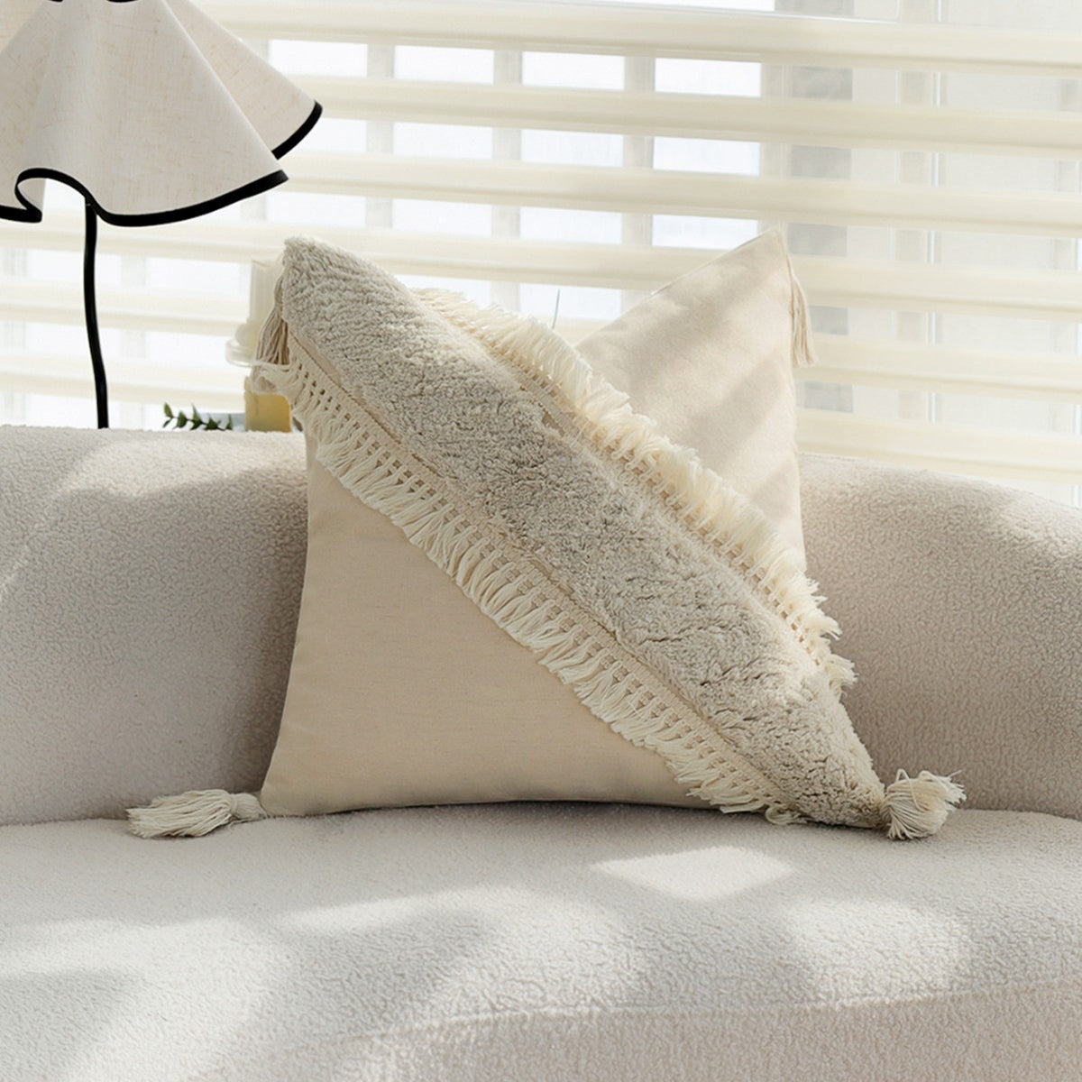 Quadratischer Boho-Kissenbezug mit diagonalem Teddy-Relief, Fransen und Eckquasten Brehn