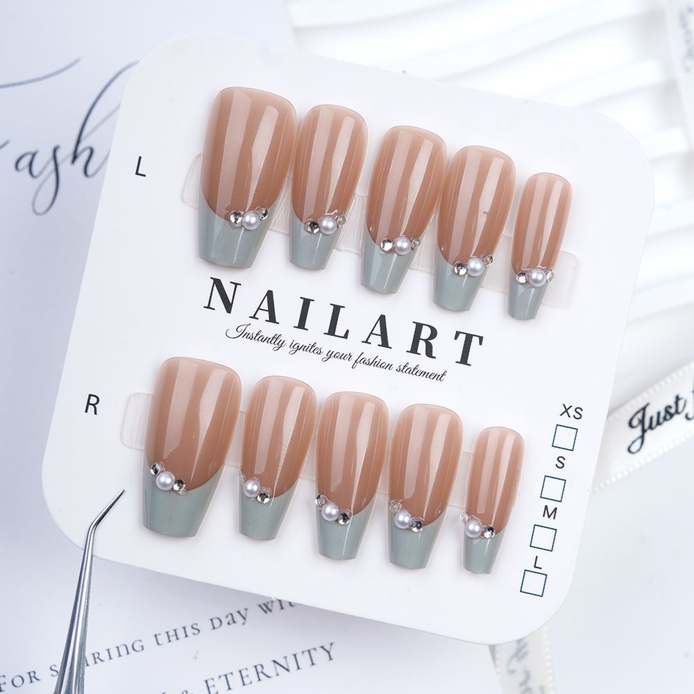 Künstlerisches Stiletto Press-On Nagelset mit floralem Schmuck Brehn