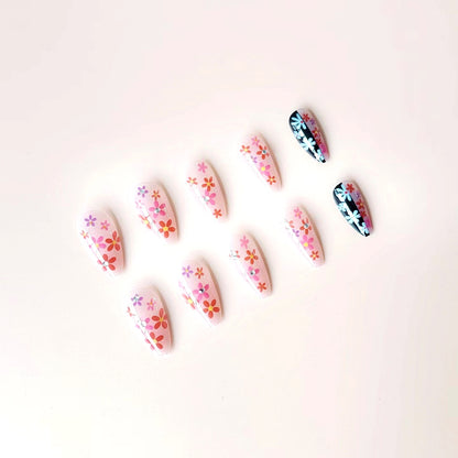 Kunstnagelset mit blumigen 3D-Verzierungen und Glitzer-Akzenten Brehn