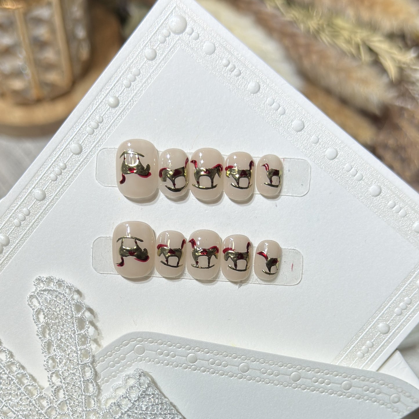Dekoratives Press-On Nagelkunstset mit goldenen Akzentdesigns Brehn