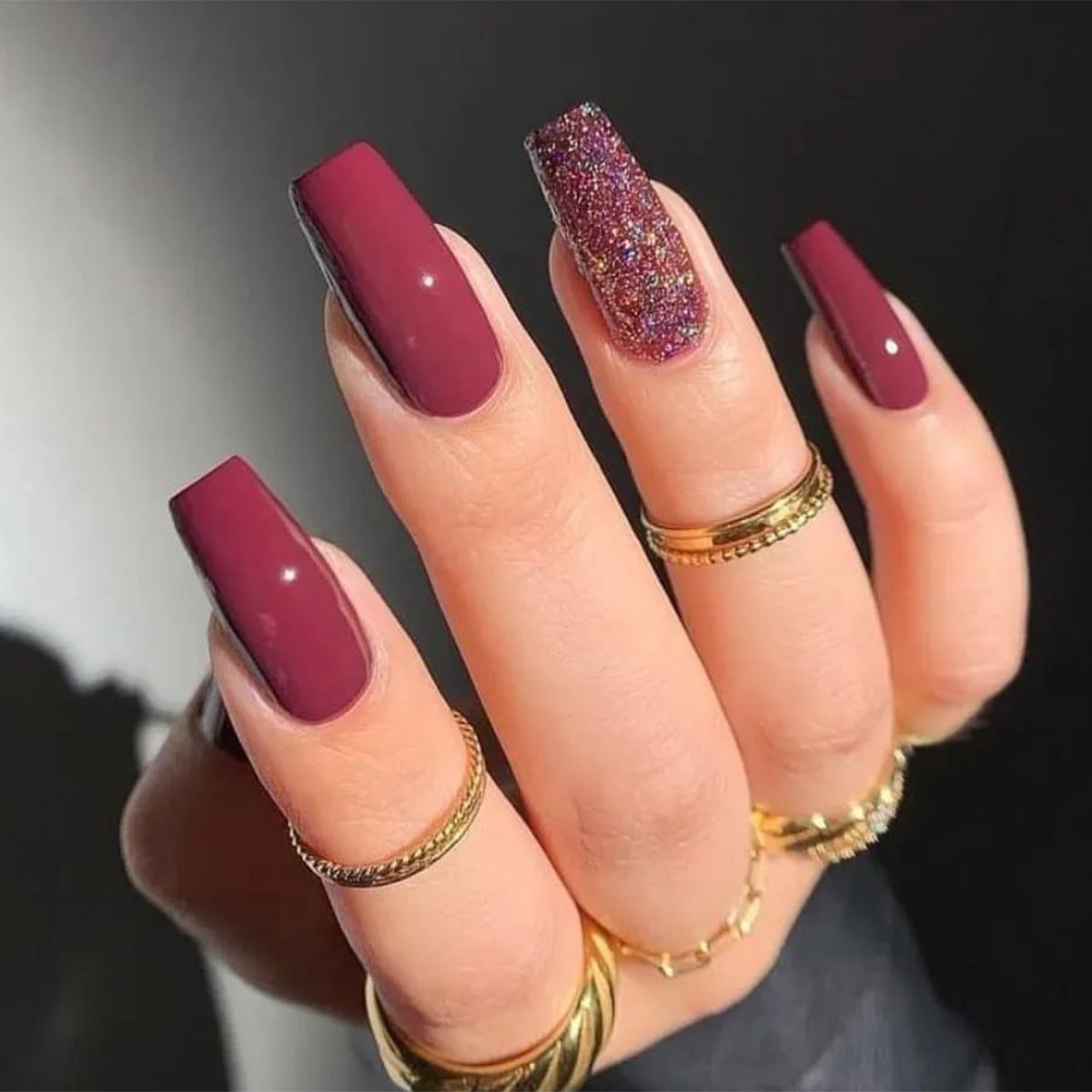 Dekorativer Press-on-Nagelsatz mit glitzernden und klassischen Designs Brehn